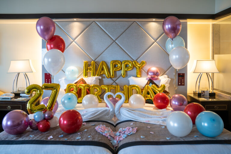 沖縄かりゆしリゾート エグゼス恩納での27歳誕生日をゴールドバルーンでサプライズ飾り付け