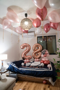 28歳の誕生日をローズゴールド&ピンクのバルーンでサプライズ飾り付け