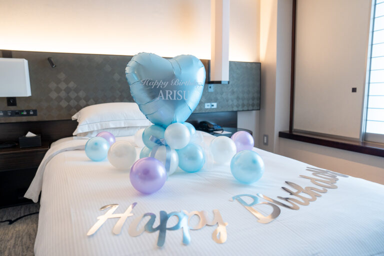 힐튼 도쿄에서 파스텔 풍선으로 꾸민 25세 생일 서프라이즈 장식
