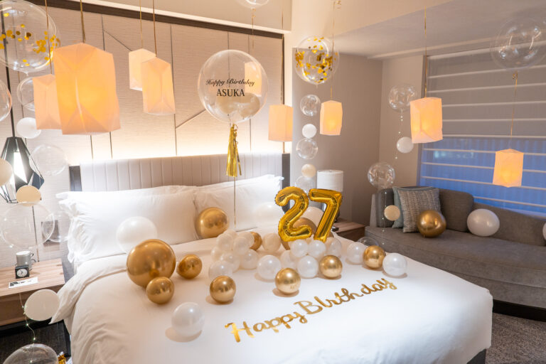 ANAインターコンチネンタルホテル東京에서의 27세 생일 골드&화이트 서프라이즈 데코레이션
