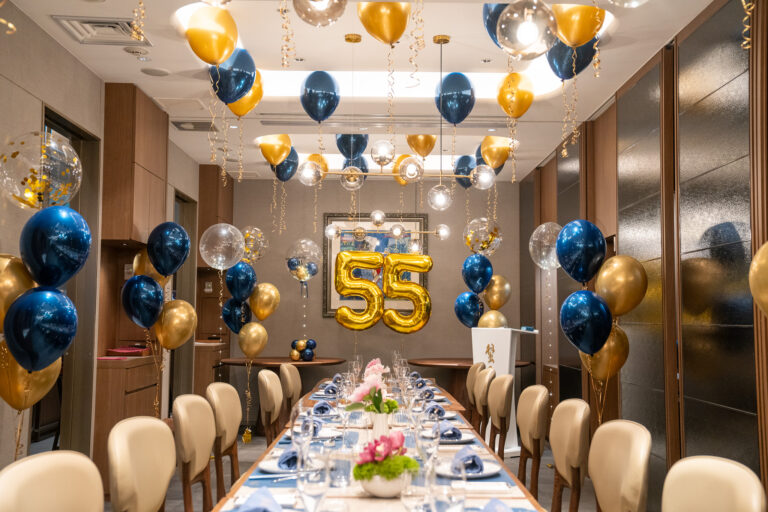 在成隆行 蟹王府用金色&深藍色氣球進行55歲生日驚喜裝飾