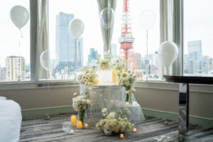 ザ・プリンスパークタワー東京でのプロポーズサプライズ演出 白とクリスタルバルーンの上品な飾り付け