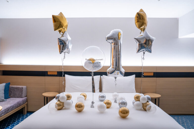 Anniversary surprise decoration at ヒルトン東京ベイ, premium gold & silver balloon styling