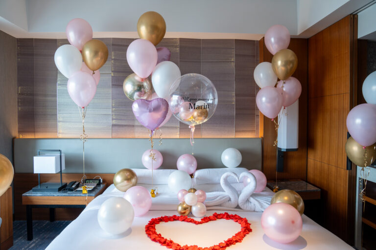 Surprise proposal decoration at セルリアンタワー東急ホテル: Pink & gold balloon styling