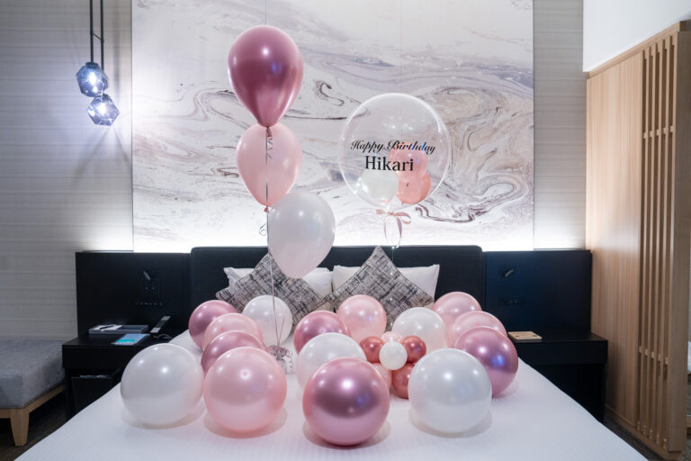 三井ガーデンホテル豊洲プレミア에서의 핑크 & 화이트 풍선 생일 서프라이즈 장식