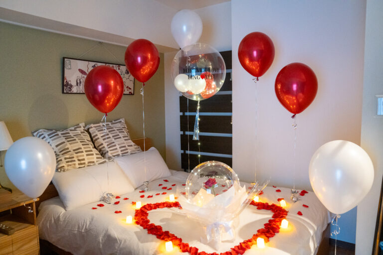 Anniversary surprise at Tokyo Minshuku Sumifuku, romantic red and white balloon decoration