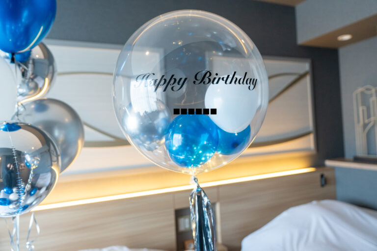 在ラビスタ東京ベイ用蓝色×银色气球装饰打造24岁生日惊喜