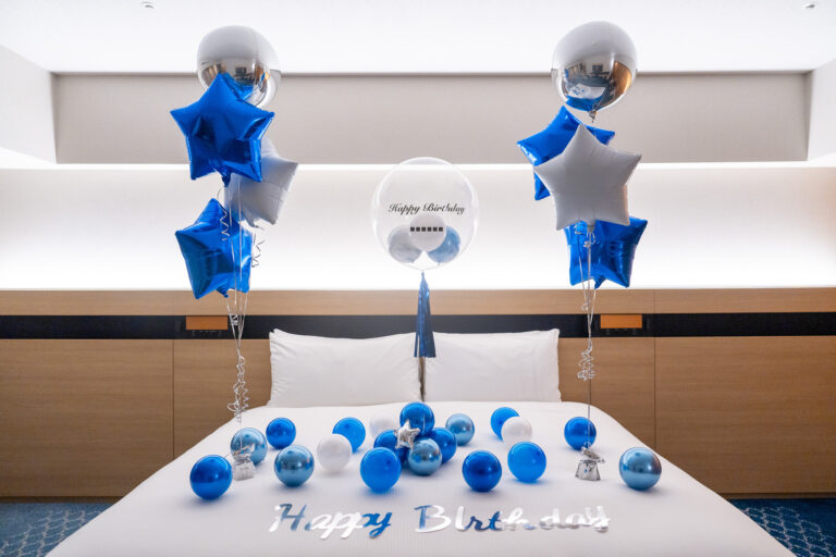 Blue & Silver Birthday Surprise Balloon Decoration at ヒルトン東京ベイ