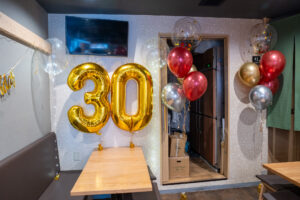 烏山みくりやでの30歳誕生日をゴールド&シルバーのバルーン装飾でサプライズ