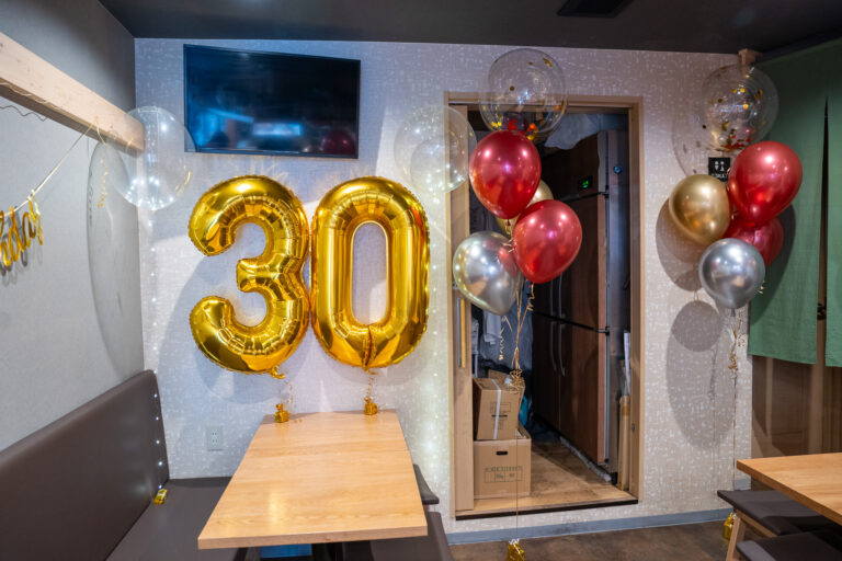 在烏山みくりや用金色與銀色氣球裝飾打造30歲生日驚喜