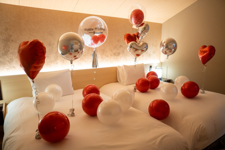 Red and white balloon decorations to celebrate a wedding guest room at ふふ京都
