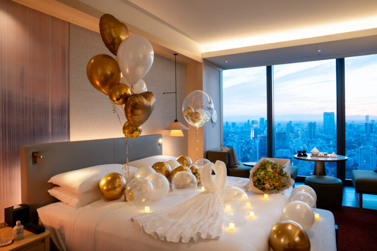 Fairmont Tokyo 프로포즈 서프라이즈 장식, 골드 & 화이트 벌룬 연출
