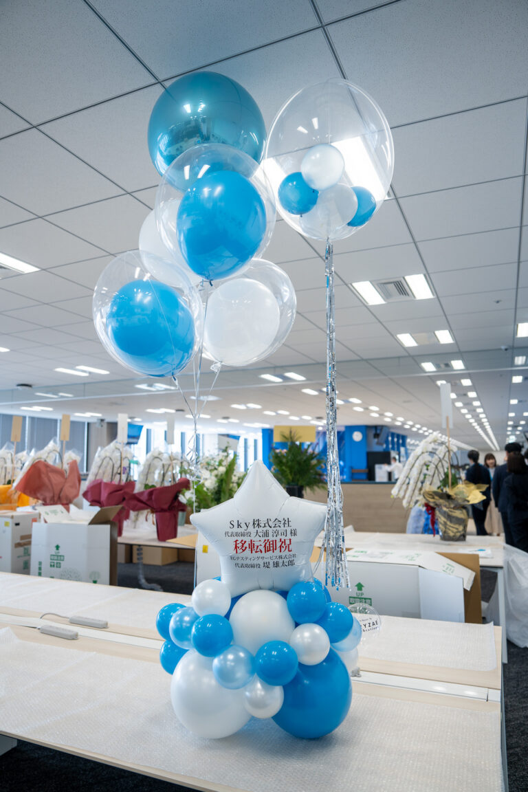 JPタワー大阪での移転祝いバルーン装飾。青と白の卓上アレンジメント
