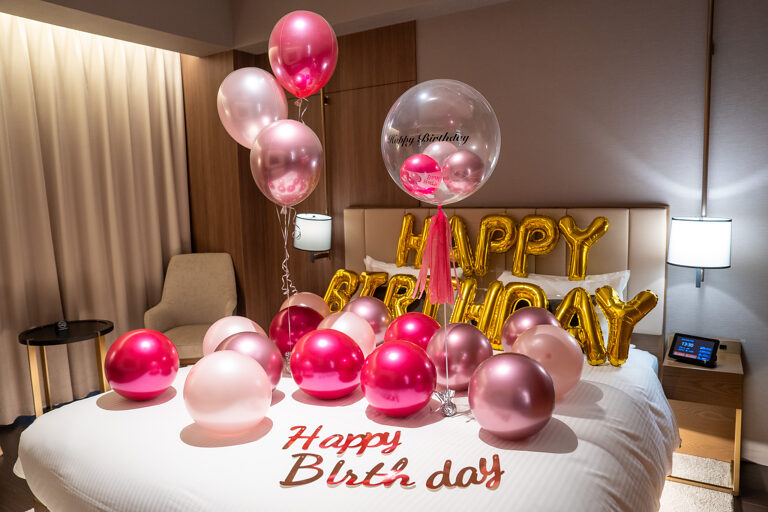 三井ガーデンホテル六本木プレミアでのピンク×ゴールドバルーン誕生日サプライズ飾り付け