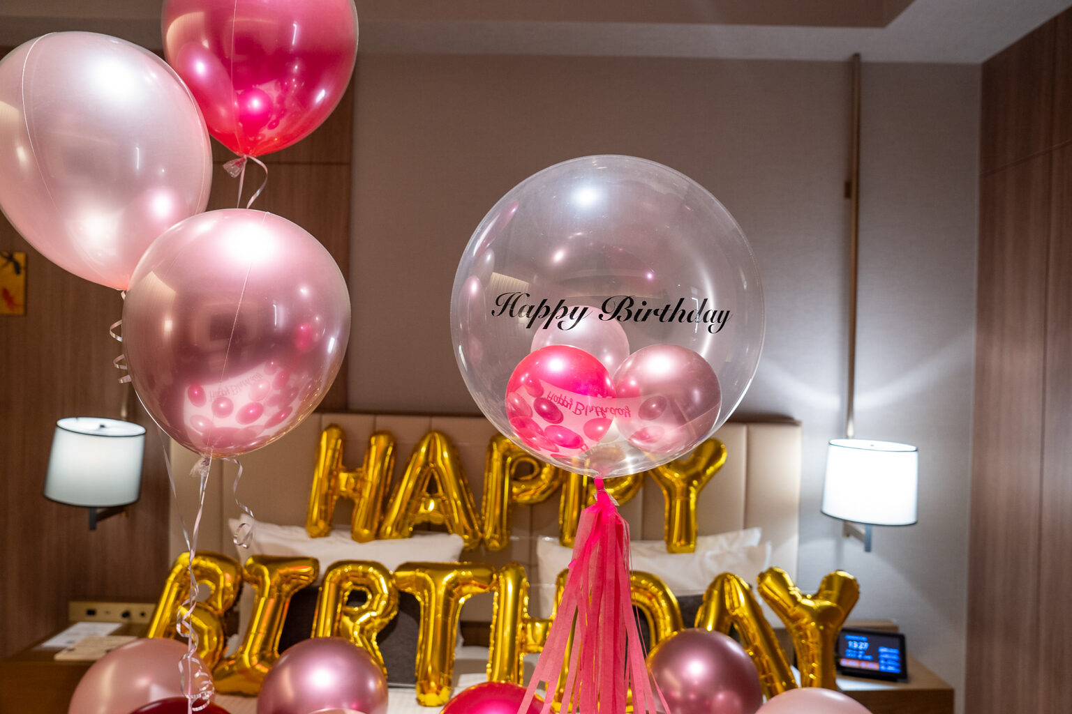 三井ガーデンホテル六本木プレミアでのピンク×ゴールドバルーン誕生日サプライズ飾り付け