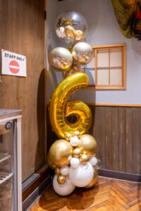 DESI TANDOOR BBQの6周年記念をゴールド&シルバーのバルーン装飾でお祝い