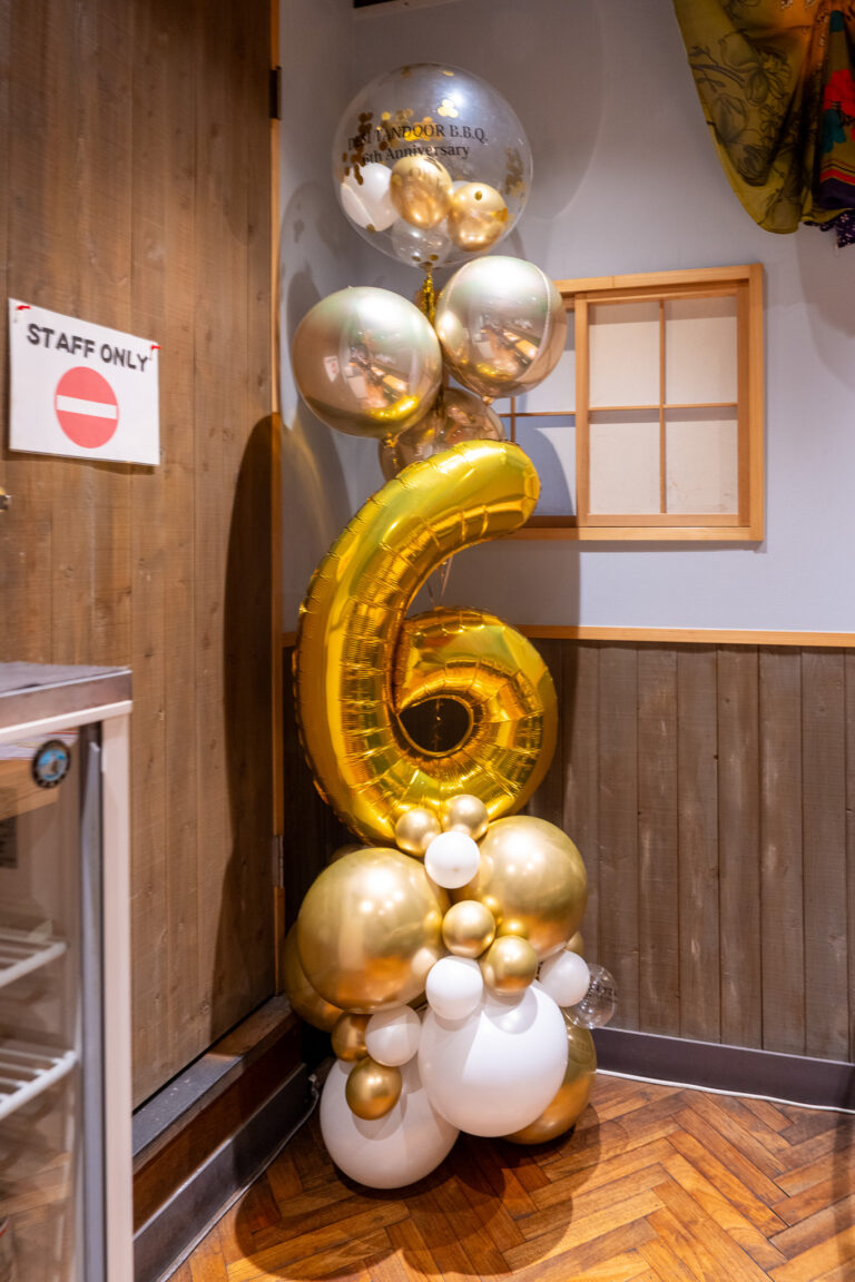 DESI TANDOOR BBQの6周年記念をゴールド&シルバーのバルーン装飾でお祝い