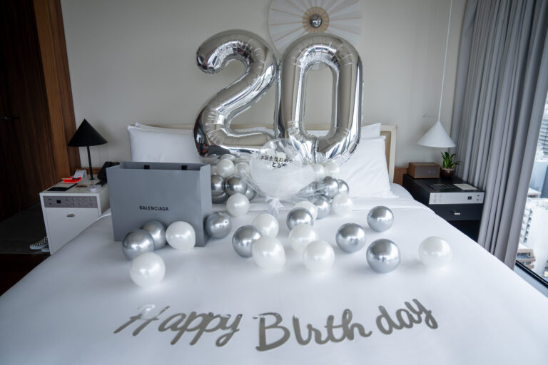 W大阪での20歳の誕生日をシルバーバルーンでサプライズ飾り付け