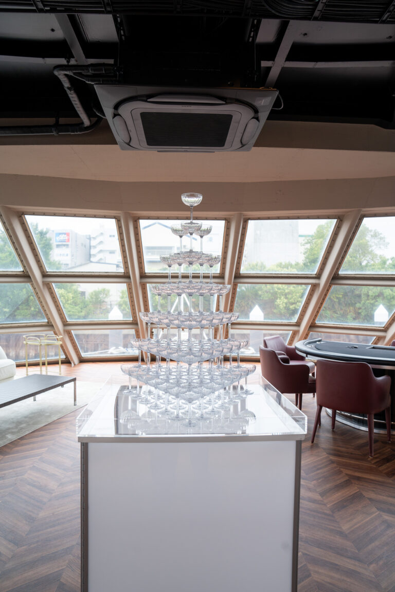 Champagne tower decoration for a corporate event at the lounge of 安田造船所