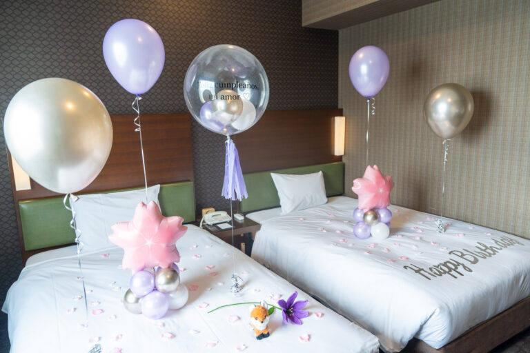 相鉄グランドフレッサ 東京ベイ有明でのラベンダーパープル×ゴールドの誕生日サプライズ飾り付け