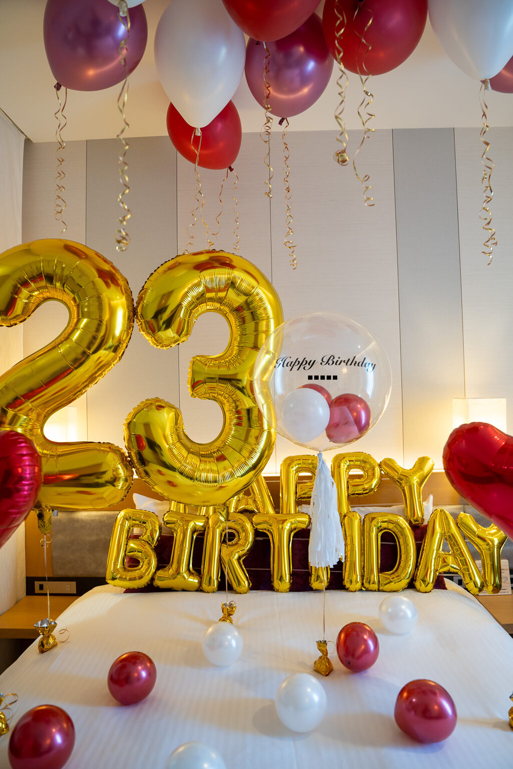 三井ガーデンホテル大阪プレミアでの23歳誕生日ゴールド数字バルーンサプライズ飾り付け