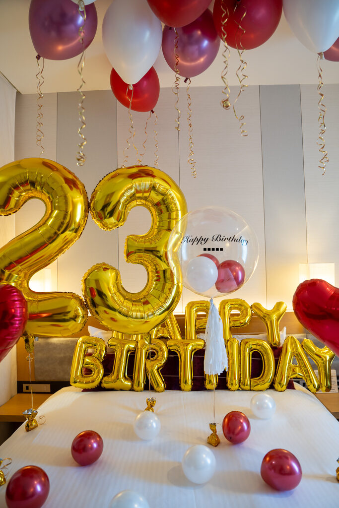 三井ガーデンホテル大阪プレミアでの23歳誕生日ゴールド数字バルーンサプライズ飾り付け