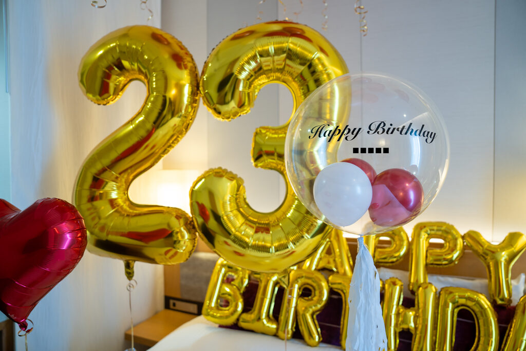 三井ガーデンホテル大阪プレミアでの23歳誕生日ゴールド数字バルーンサプライズ飾り付け