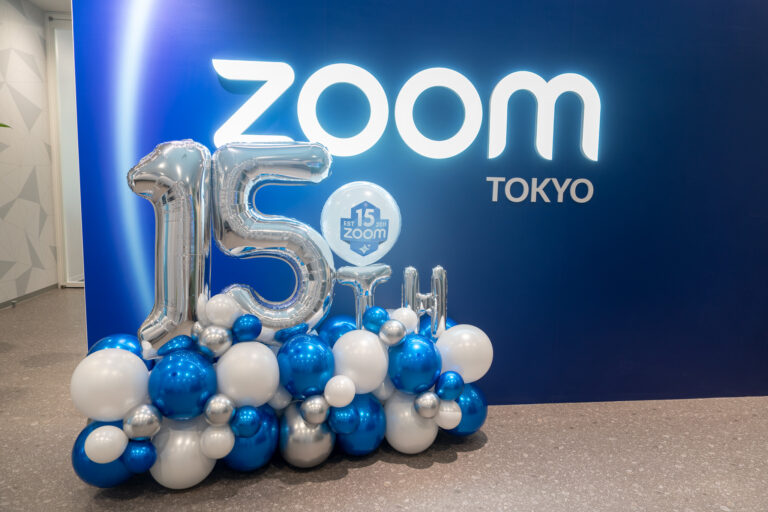 丸の内のオフィスビルでの15周年記念パーティー バルーンアレンジメント飾り付け