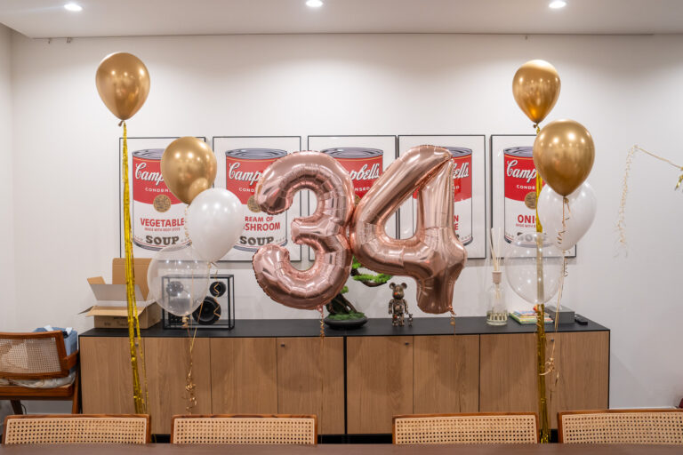 30歳の誕生日をゴールドバルーンでサプライズ飾り付け