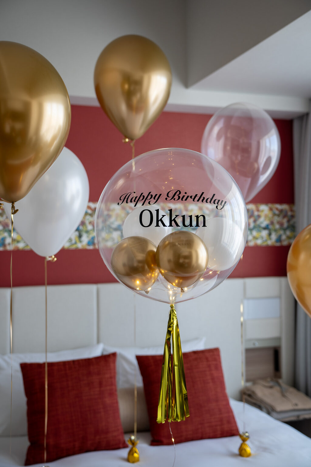 ヒューイットリゾート那覇でのゴールド×ホワイトで彩る誕生日サプライズ飾り付け
