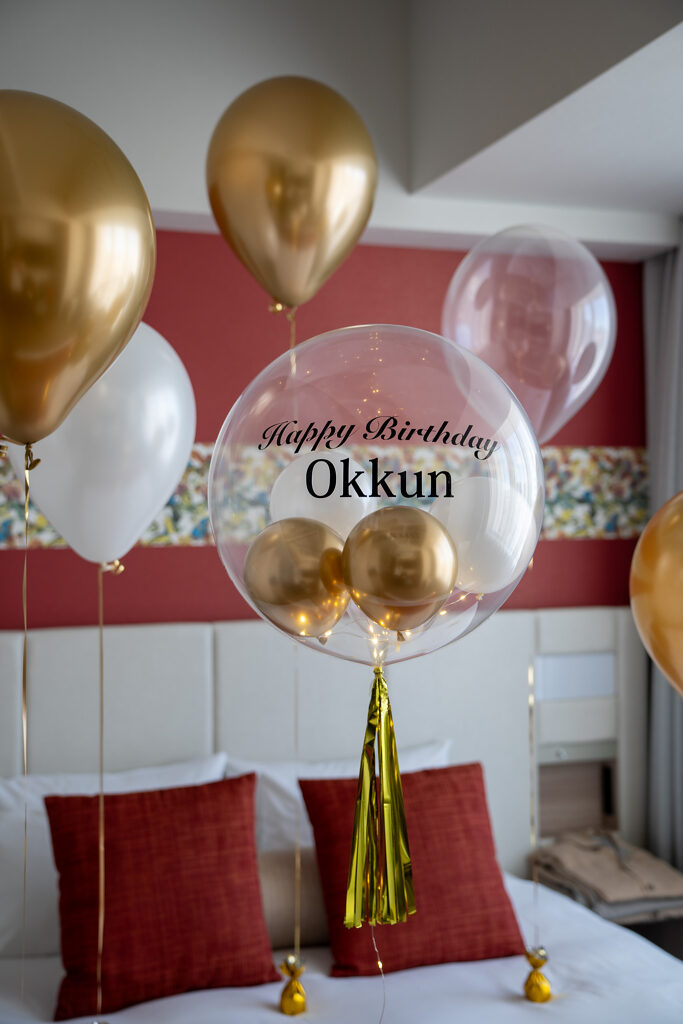 ヒューイットリゾート那覇でのゴールド×ホワイトで彩る誕生日サプライズ飾り付け