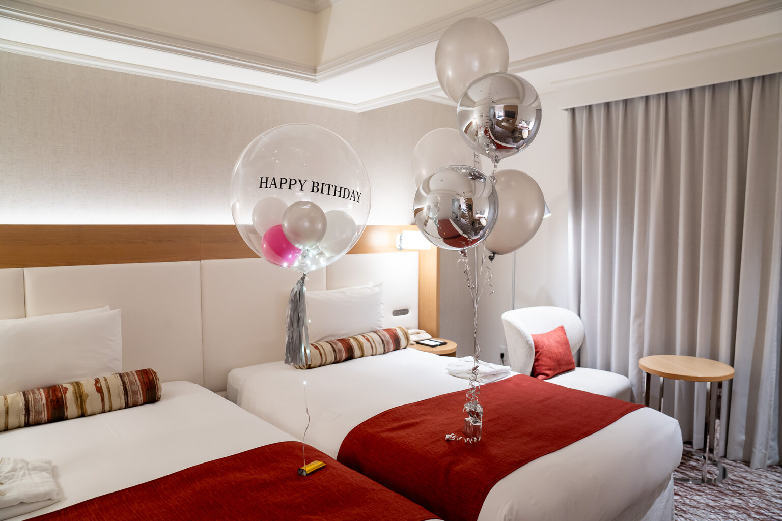 グランドニッコー東京 台場でのシルバー&ホワイトが上品な誕生日サプライズ飾り付け