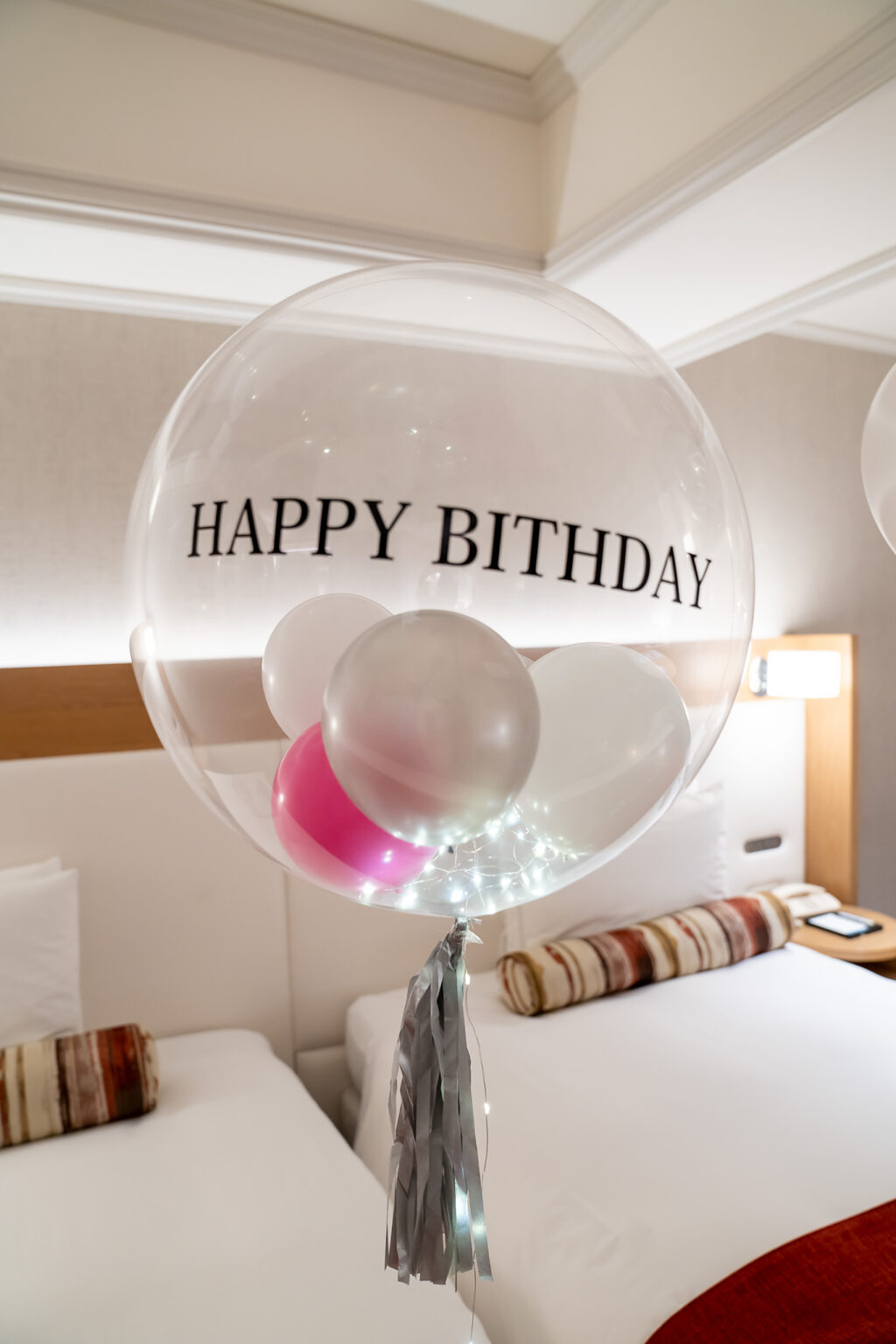 グランドニッコー東京 台場でのシルバー&ホワイトが上品な誕生日サプライズ飾り付け
