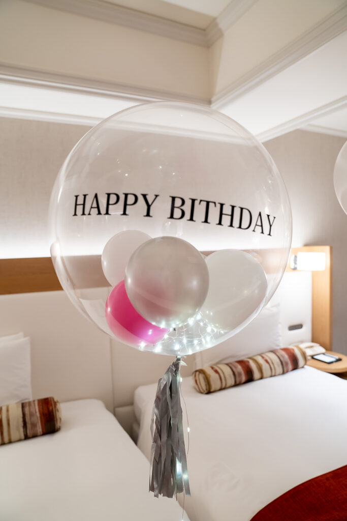 グランドニッコー東京 台場でのシルバー&ホワイトが上品な誕生日サプライズ飾り付け