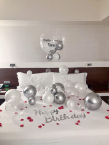 Birthday surprise balloon decoration at ヨコハマ グランド インターコンチネンタル ホテル