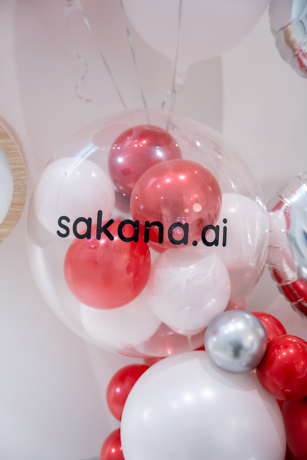 麻布台のオフィスエントランスで祝う3周年記念バルーンスタンド装飾