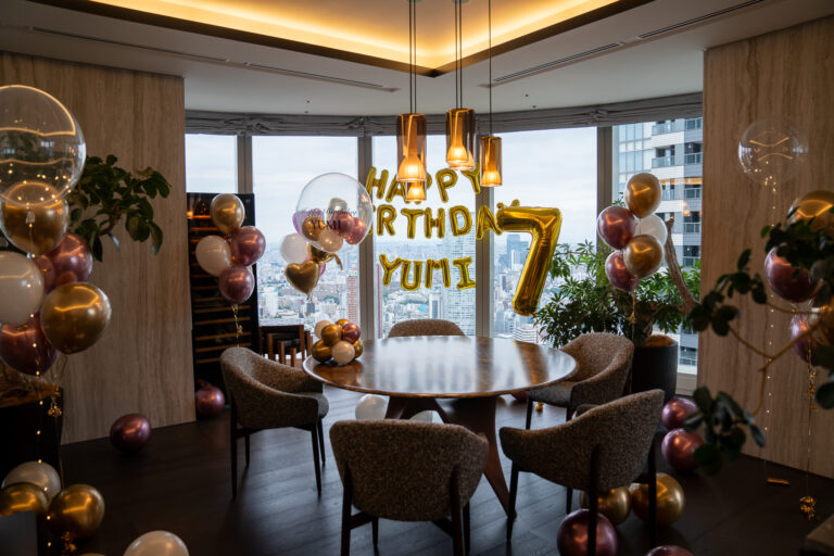 麻布台のホテルラウンジでの7歳誕生日をゴールドバルーンでお祝い飾り付け