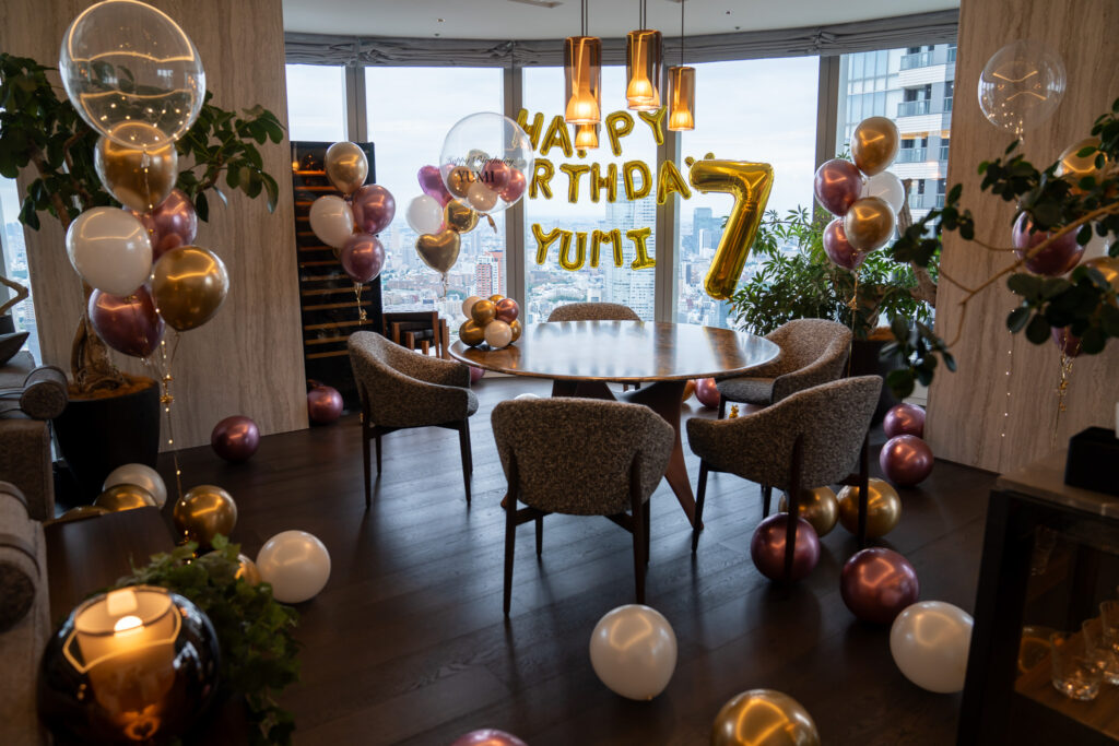 麻布台のホテルラウンジでの7歳誕生日をゴールドバルーンでお祝い飾り付け