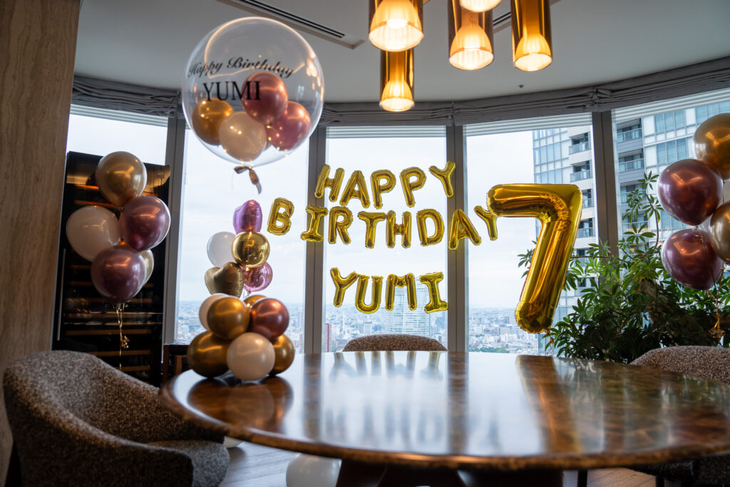 麻布台のホテルラウンジでの7歳誕生日をゴールドバルーンでお祝い飾り付け