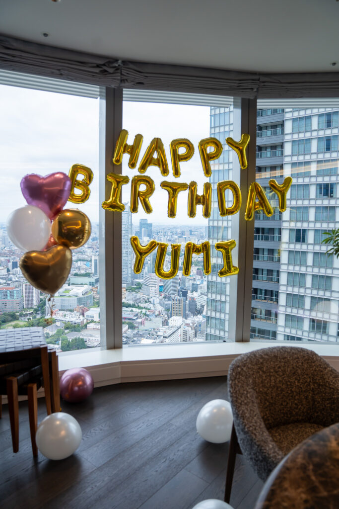 麻布台のホテルラウンジでの7歳誕生日をゴールドバルーンでお祝い飾り付け