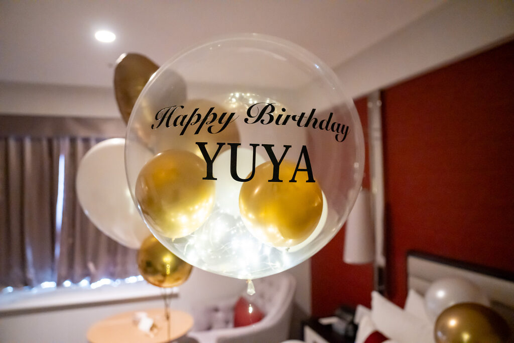 東京プリンスホテルでのゴールド×ホワイトに彩られた誕生日サプライズ飾り付け
