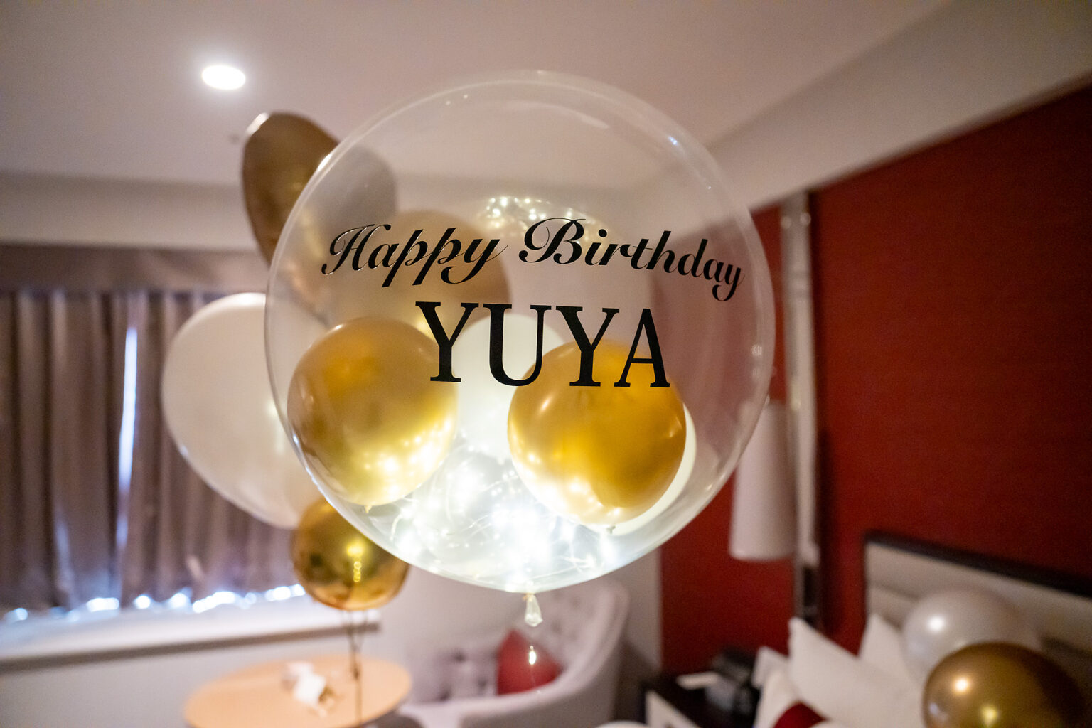 東京プリンスホテルでのゴールド×ホワイトに彩られた誕生日サプライズ飾り付け
