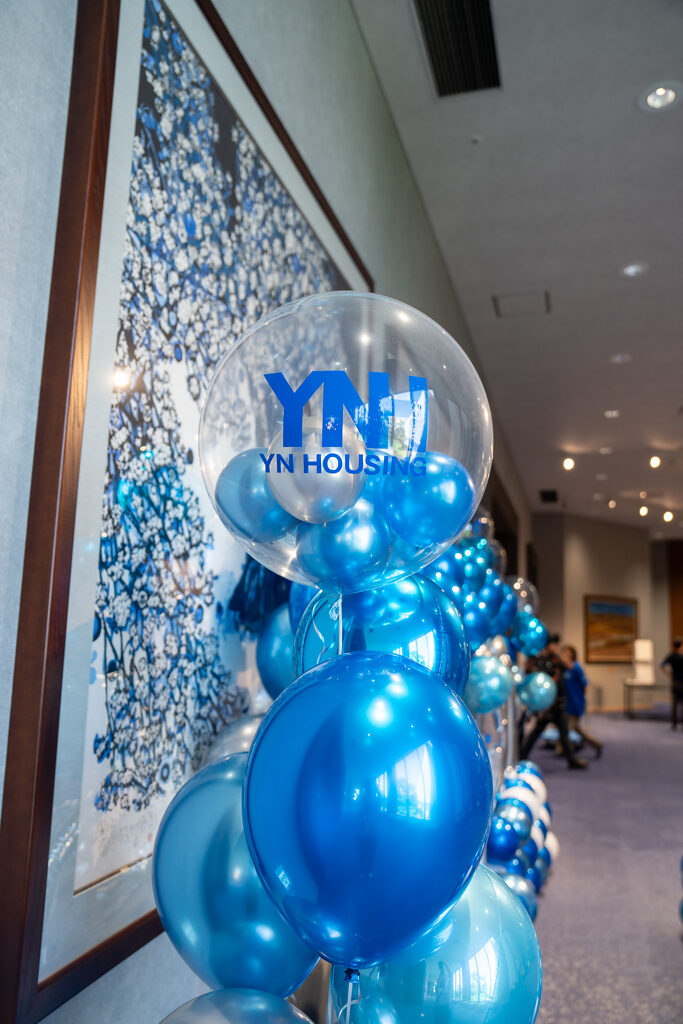 明治記念館での20周年記念、ブルー×シルバーのバルーンスタンド装飾でお祝い
