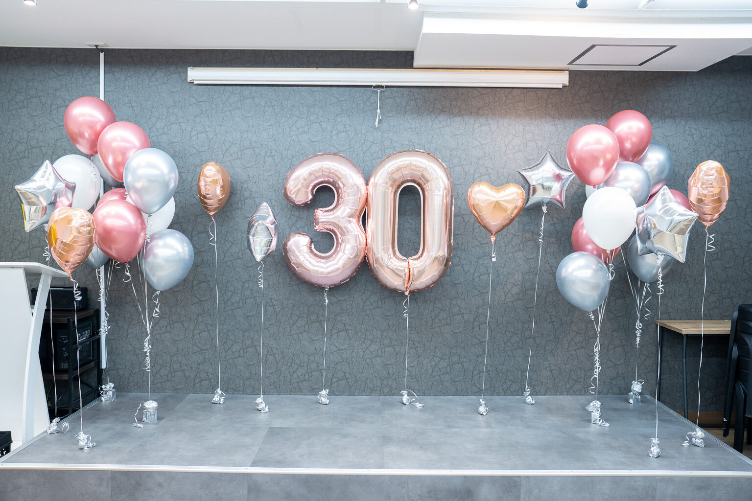 로즈골드 풍선 장식으로 준비한 30세 생일 서프라이즈