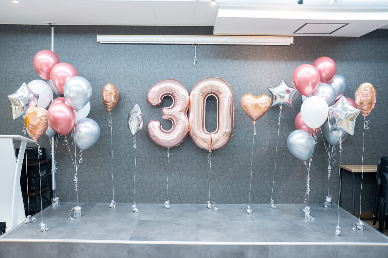 로즈골드 풍선 장식으로 준비한 30세 생일 서프라이즈