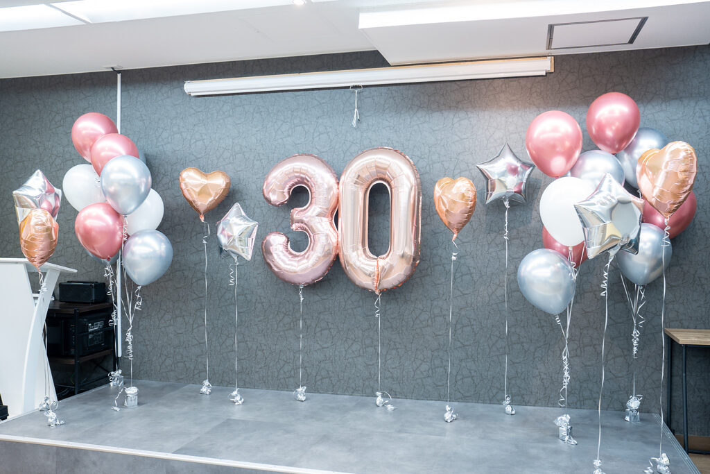 로즈골드 풍선 장식으로 준비한 30세 생일 서프라이즈