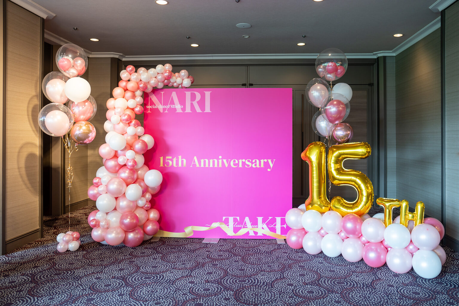 ホテル椿山荘東京での15周年記念発表会、ピンク×ゴールドのフォトスポット装飾