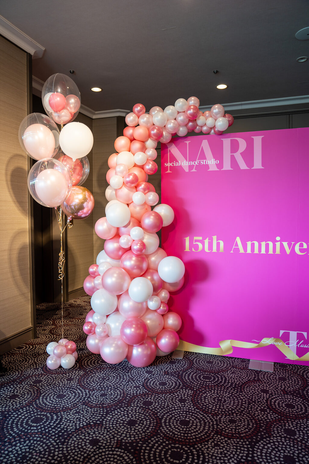 ホテル椿山荘東京での15周年記念発表会、ピンク×ゴールドのフォトスポット装飾