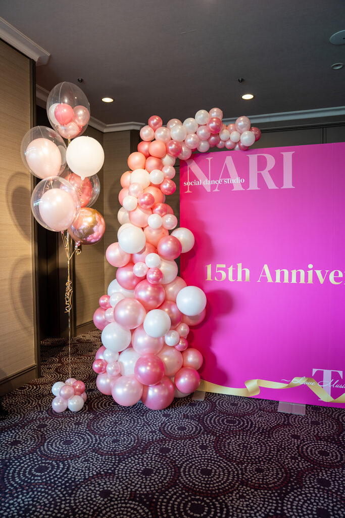 ホテル椿山荘東京での15周年記念発表会、ピンク×ゴールドのフォトスポット装飾