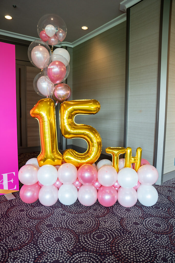 ホテル椿山荘東京での15周年記念発表会、ピンク×ゴールドのフォトスポット装飾